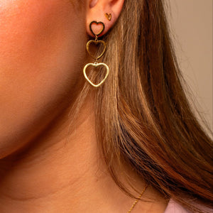 Drie hangende hartjes goud