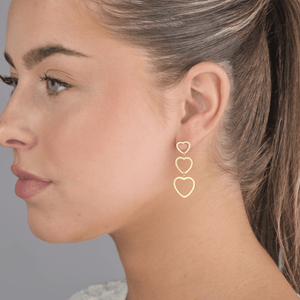 Drie hangende hartjes goud