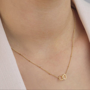 Ketting verbonden hartjes goud