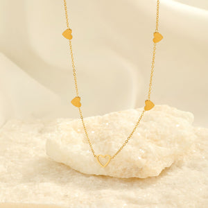 Ketting vier gesloten hartjes goud