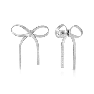 Oorsteker strik motief zilver